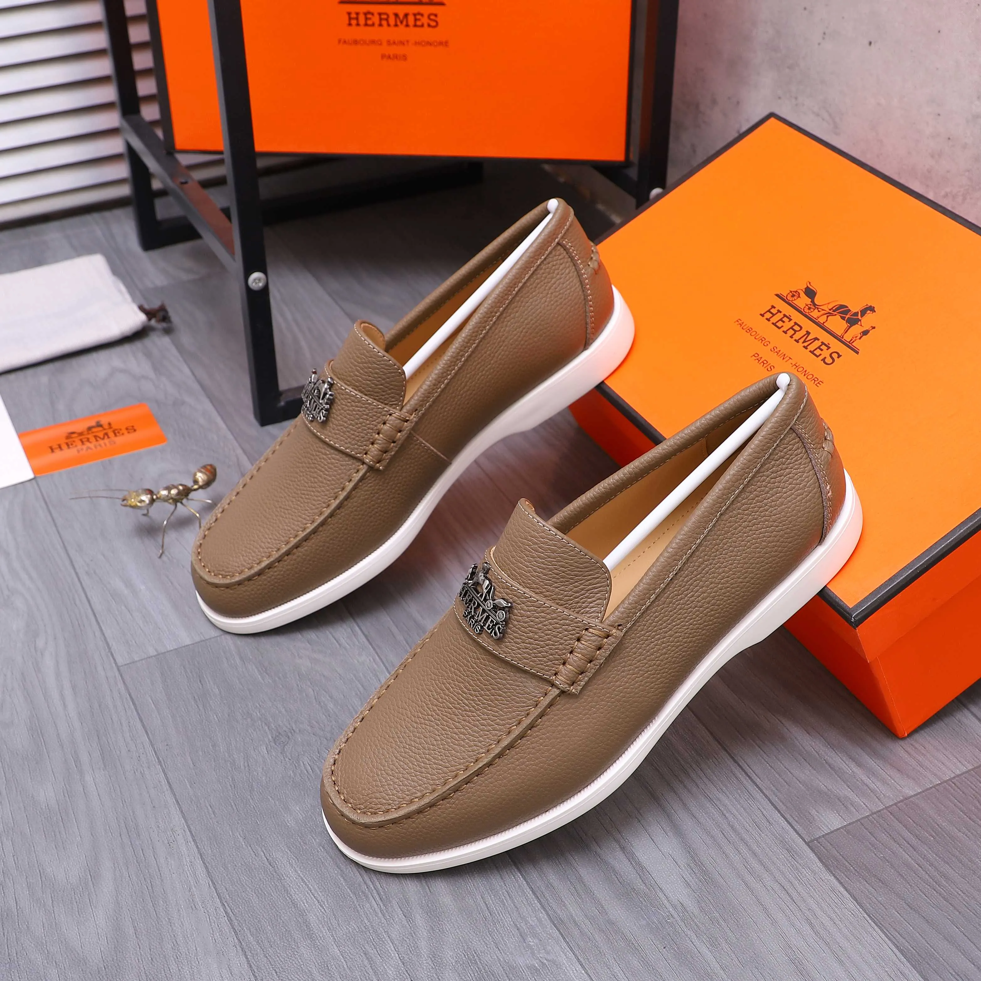 Men's shoes 💰p560 Product trademark: HERMES "Hermes" casual slip-on men's shoes. Regular size: 38-46 (45.46 is custom-made and non-returnable) Product materials: Selected pebbled cowhide upper, cowhide lining, original foam rubber ultra-light sole